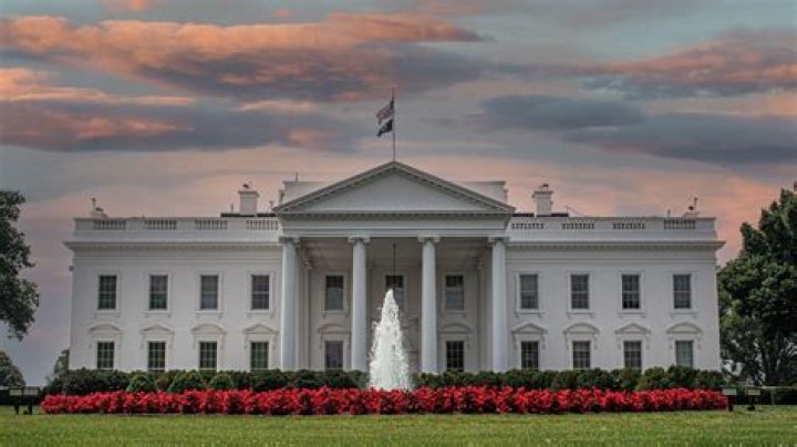 does the president live in the white house
