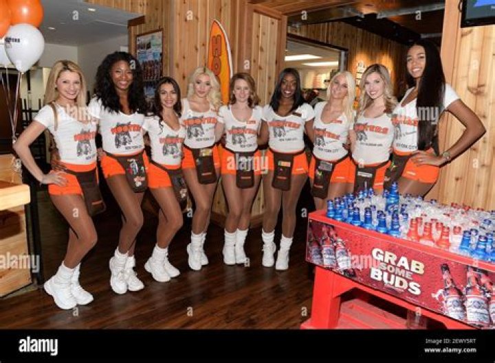 hooters waitresses