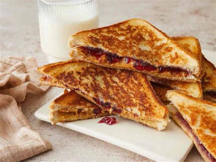 how many calories is a peanut butter and jelly sandwich