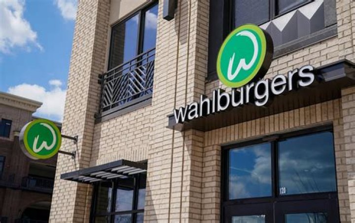 how many wahlburgers have closed