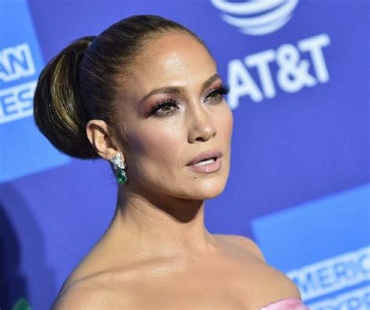 how old was jennifer lopez in selena