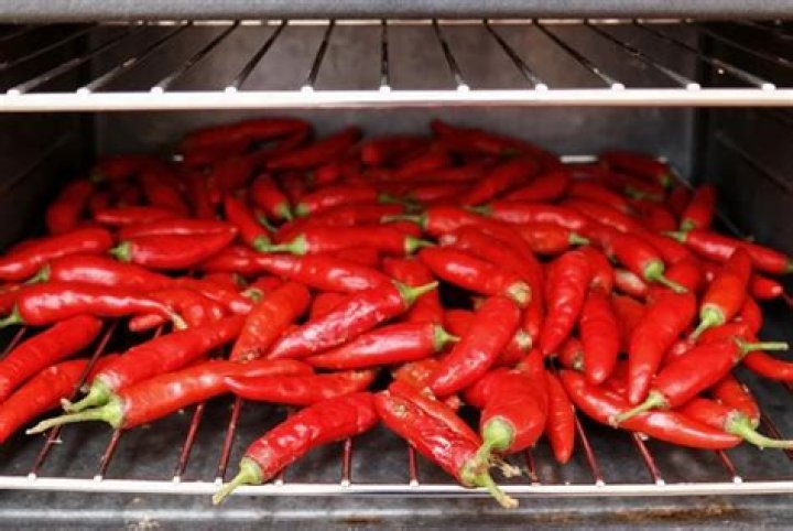 how to dry chili peppers