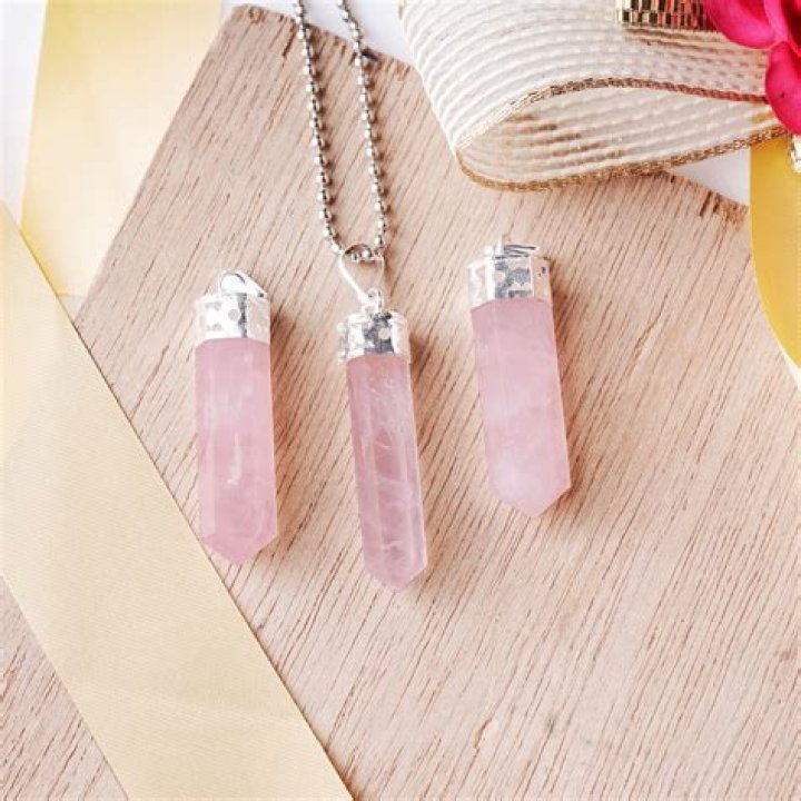 rose quartz necklace meaning