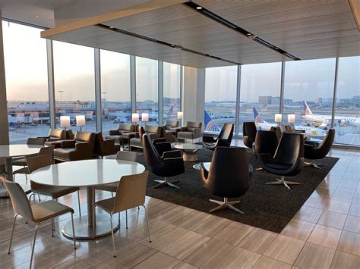 united lounge lax