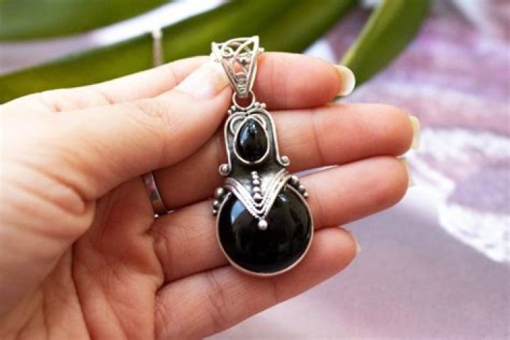 who should wear black onyx